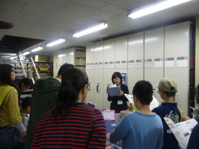 子ども向け書庫ツアー 図書館のひみつを探せ!