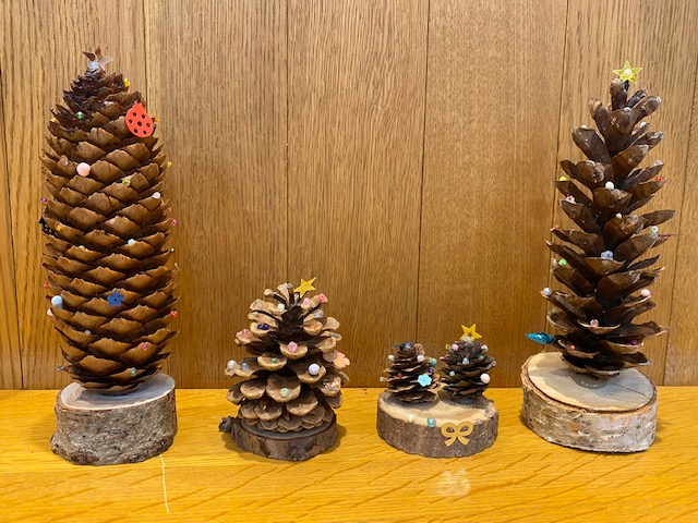 もりの工作コーナー「松ぼっくりのクリスマスツリーづくり」