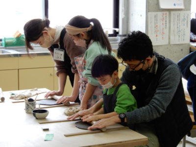 親子で板作りのお皿を作ろう！