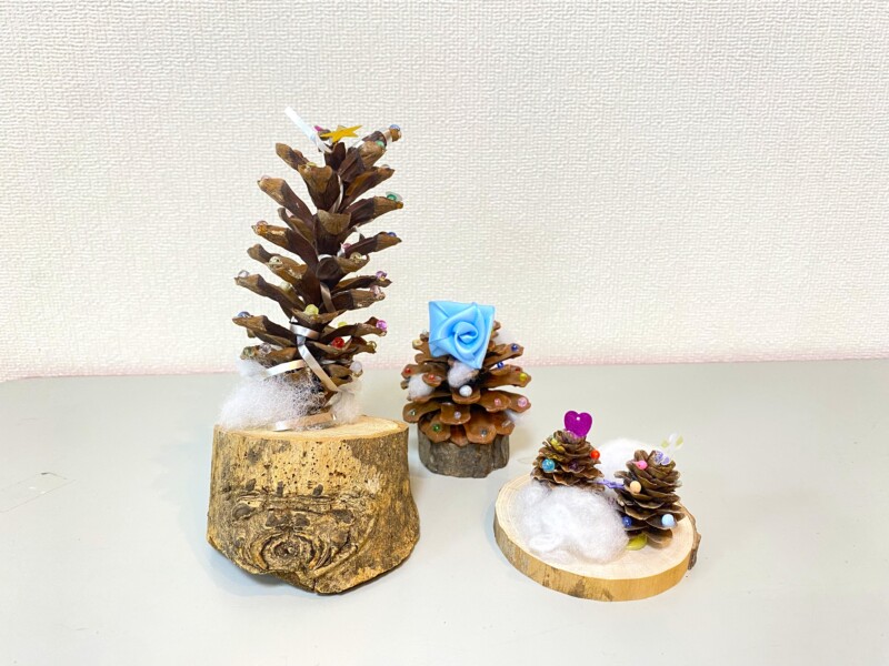 工作コーナー「松ぼっくりのクリスマスツリーづくり」